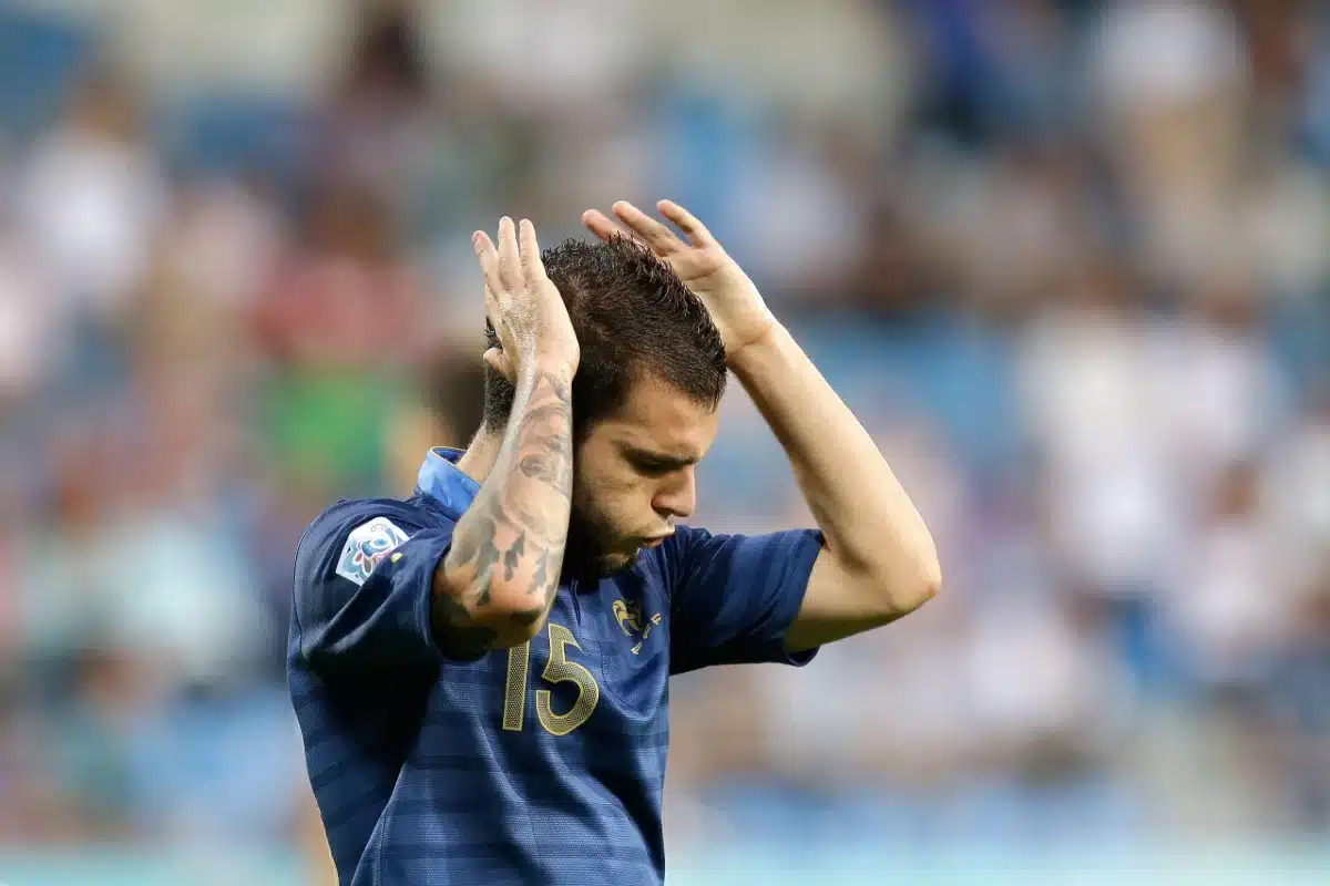 Un ancien espoir tricolore raccroche les crampons et intègre le staff à Nice
