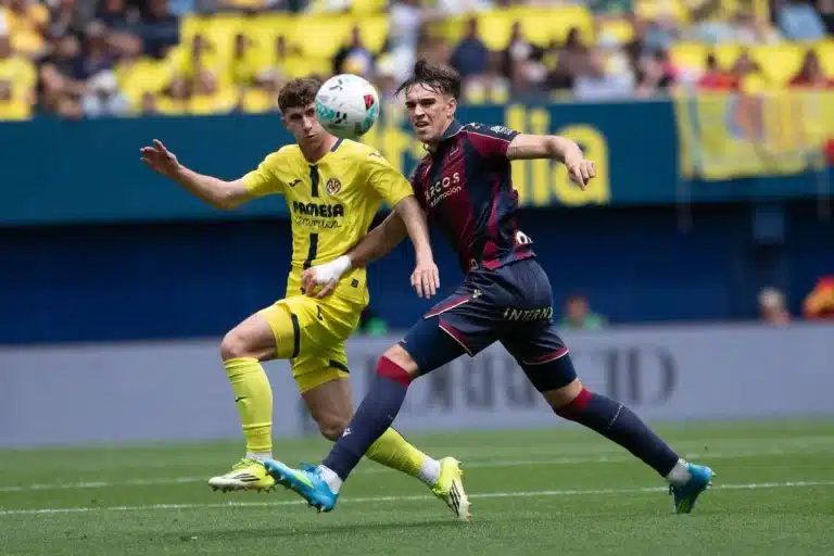 Pau Navarro sous le maillot de Villarreal @Alamy