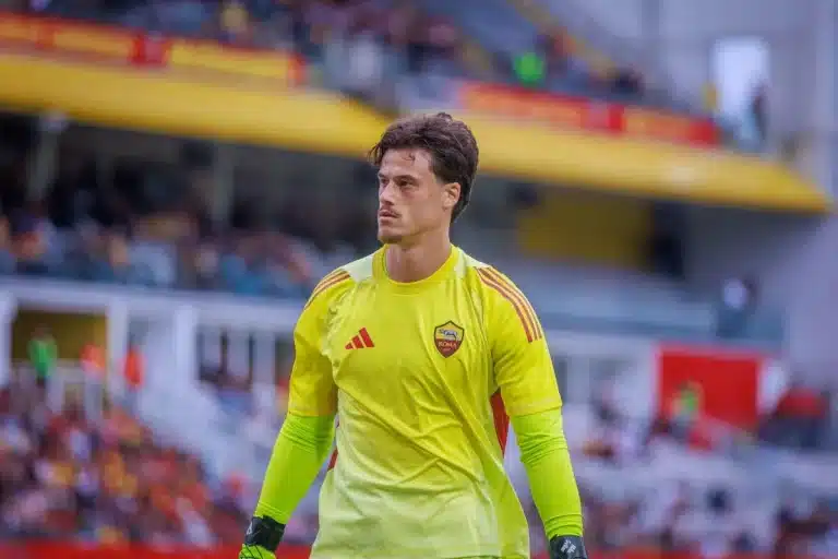 Mile Svilar sous le maillot de la Roma @Alamy