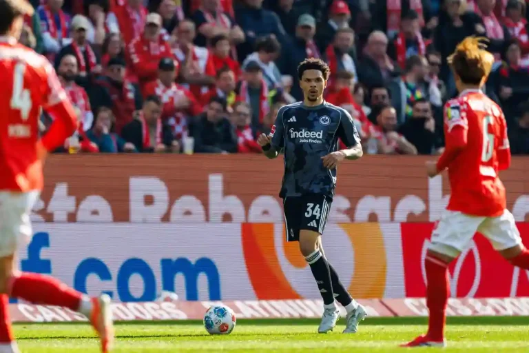 Nnamdi Collins sous le maillot de Francfort