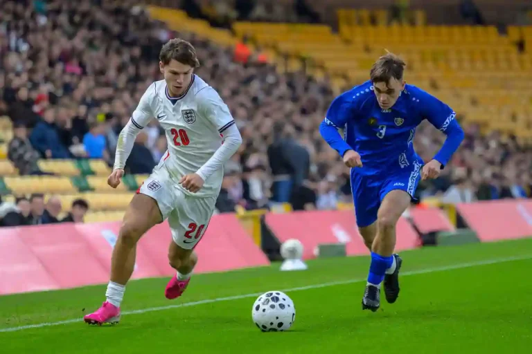 Tyler Dibling sous le maillot de l'Angleterre