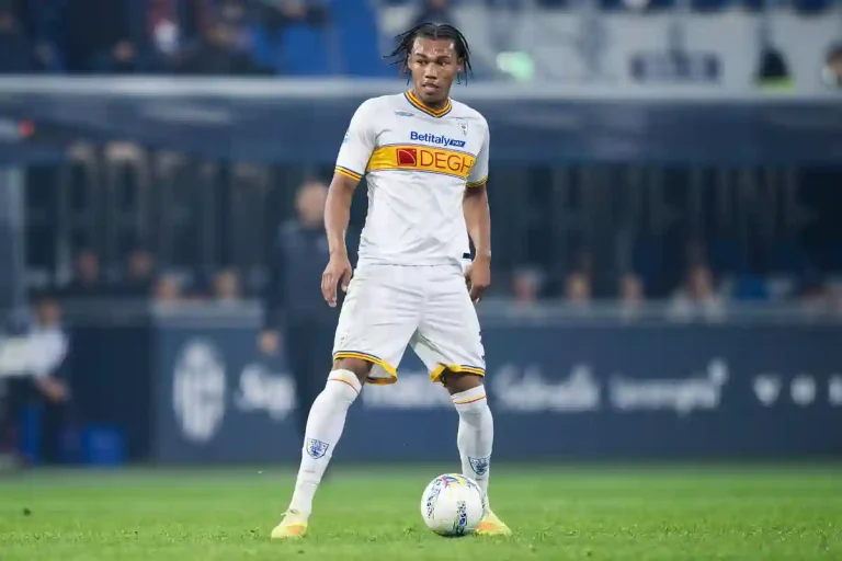 Corrie Ndaba sous le maillot de Lecce