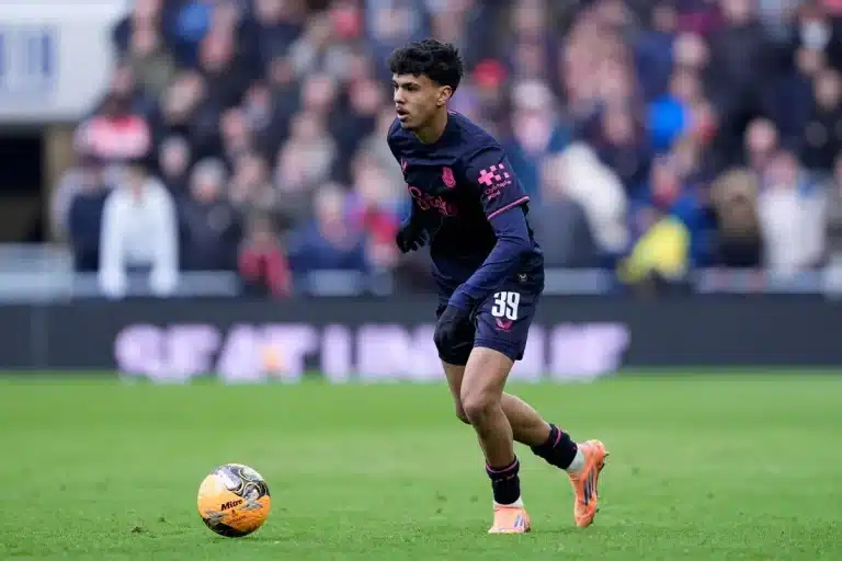 Adam Aznou sous le maillot d'Everton