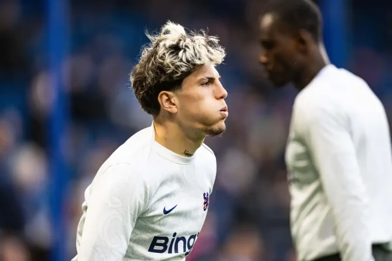Alejandro Garnacho file à Aston Villa ©Alamy