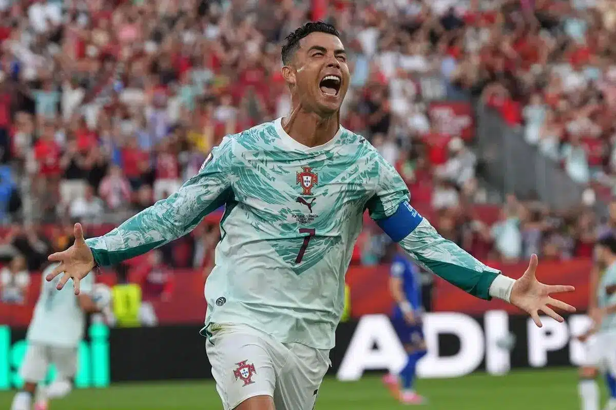 Cristiano Ronaldo Like Une Vid o Et Cr e Le Buzz Sur Les R seaux Sociaux Cristiano Ronaldo Like Une Vid o Et Cr e Le Buzz Sur Les R seaux Sociaux