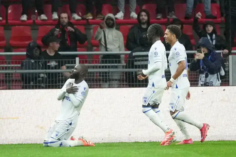 Danny Namaso signe à Auxerre ©Alamy