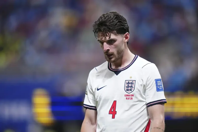 Declan Rice contraint de jouer latéral droit