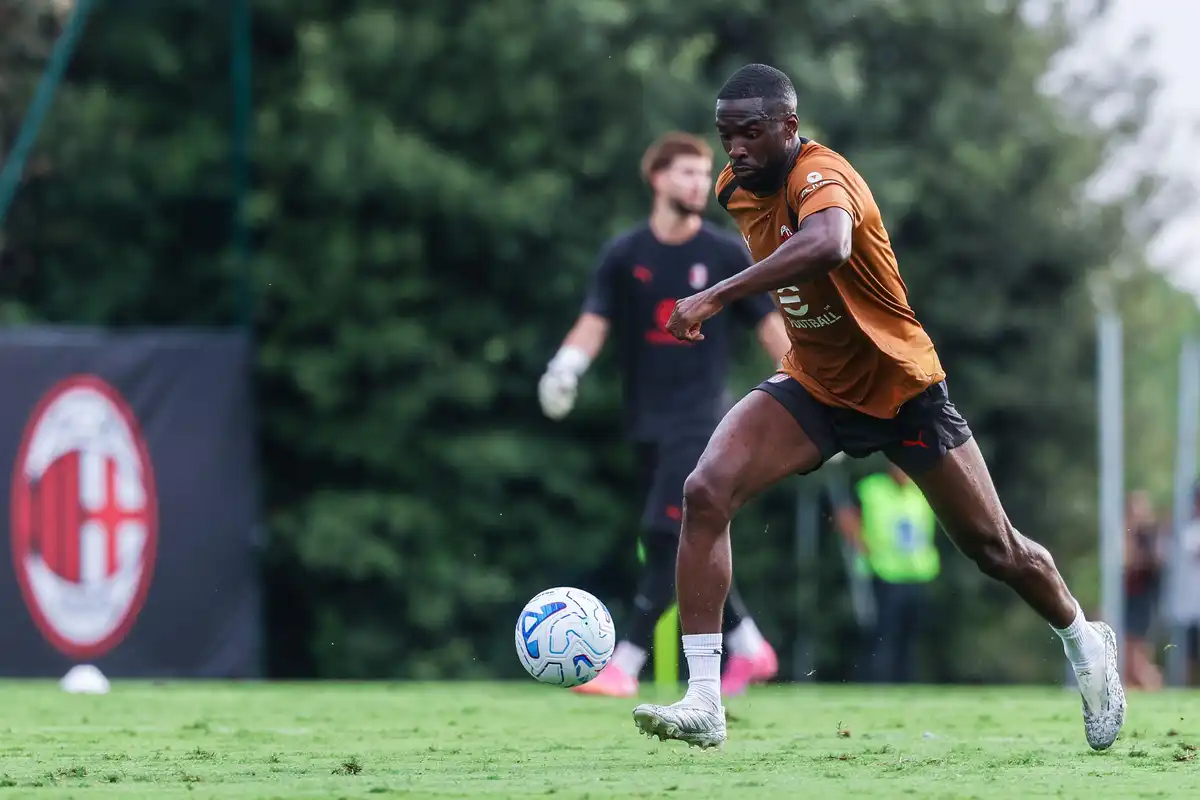 Leeds United s’attaque à un solide défenseur du Milan AC