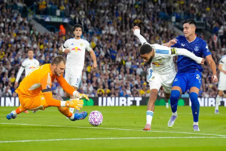 Illan Meslier signe à Arsenal ©Alamy