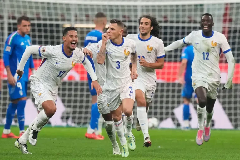 Lucas Digne sous les couleurs de l'EdF ©Alamy