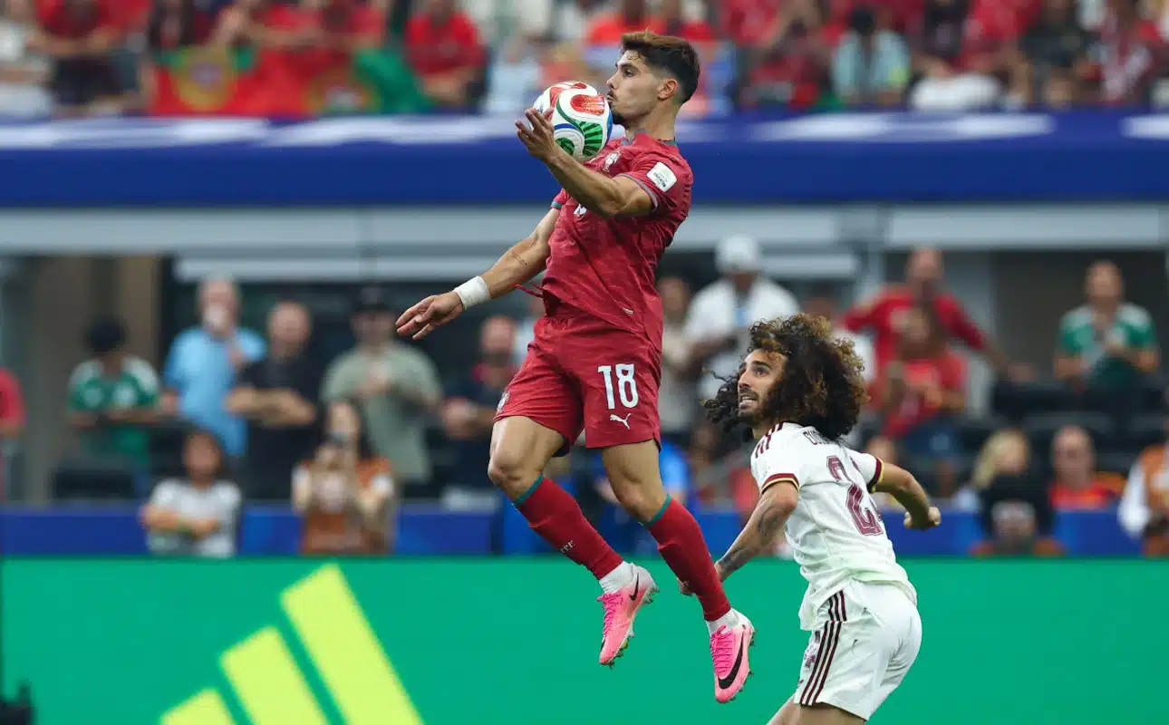 Chelsea : Emirati et Saoudien se disputent ce crack portugais