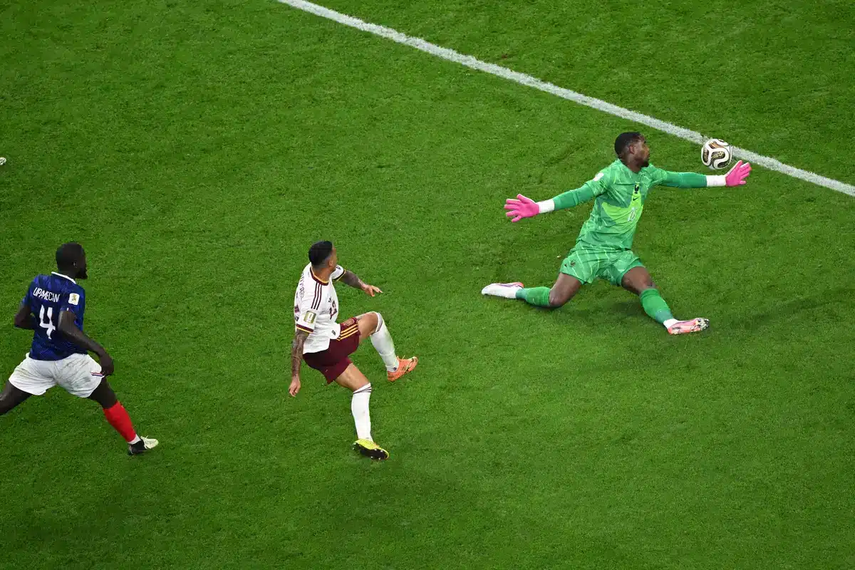 FC Barcelone : Un bourreau des Bleus pour remplacer Koundé