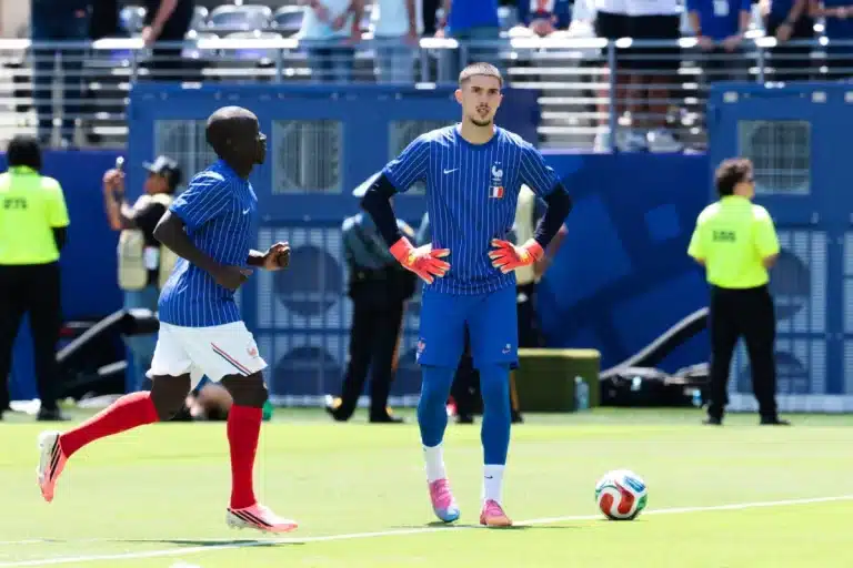 Robin Risser à l'échauffement avec les Bleus