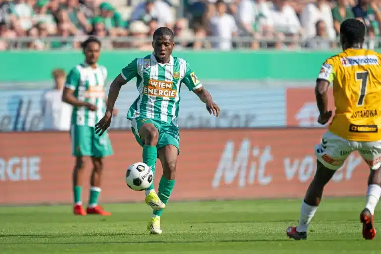 Romeo Amane sous le maillot du Rapid Vienne