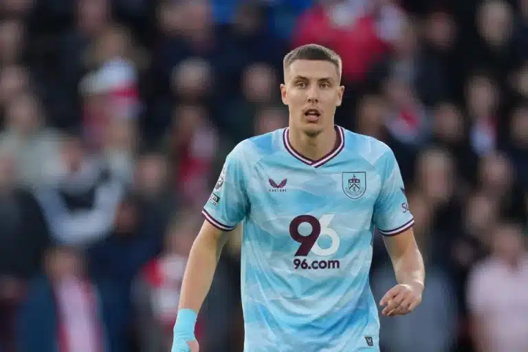 Maxime Estève sous le maillot de Burnley @Alamy