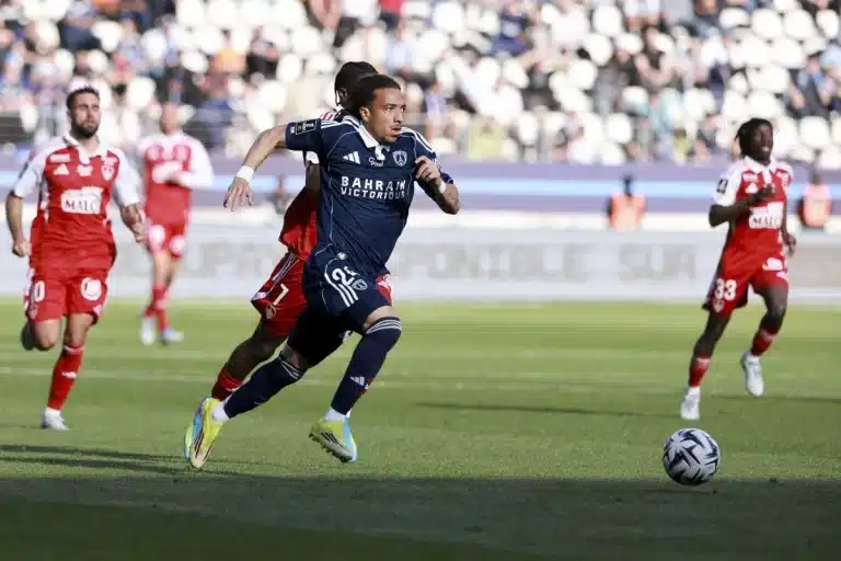 Luca Koleosho avec le maillot du Paris FC @Alamy