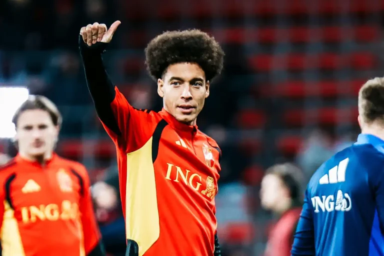 Axel Witsel signe à Nice ©Alamy