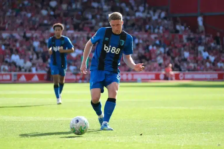 Adrien Truffert avec Bournemouth