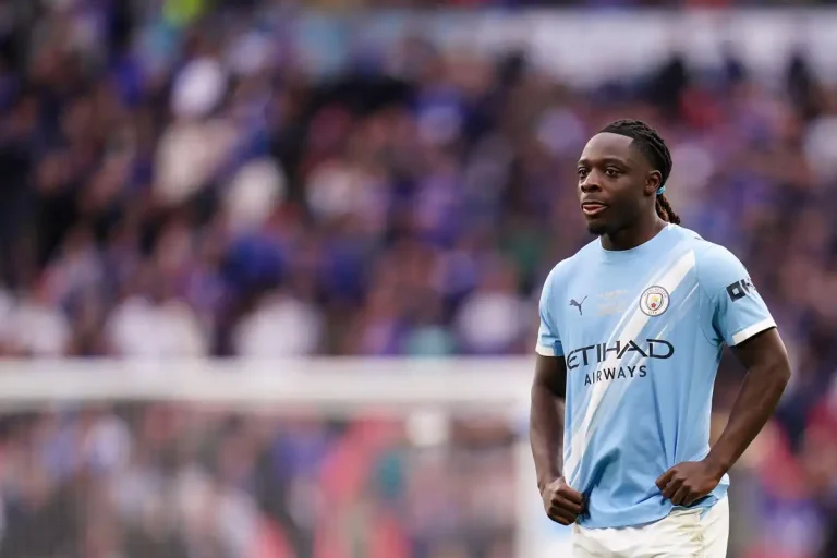 Doku reste à Manchester City