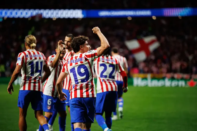 Julian Alvarez a rencontré le Barça ©Alamy