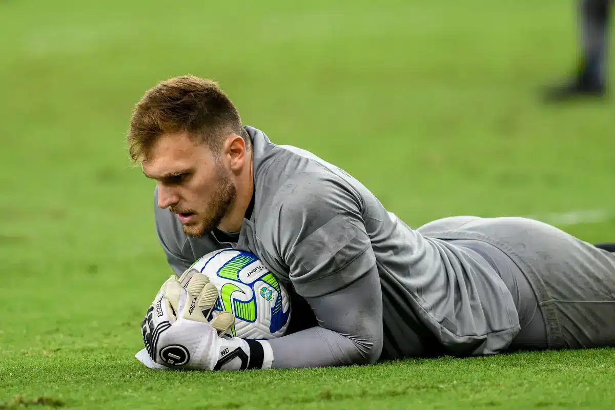 L’OM veut détourner un ancien gardien de but de l’OL