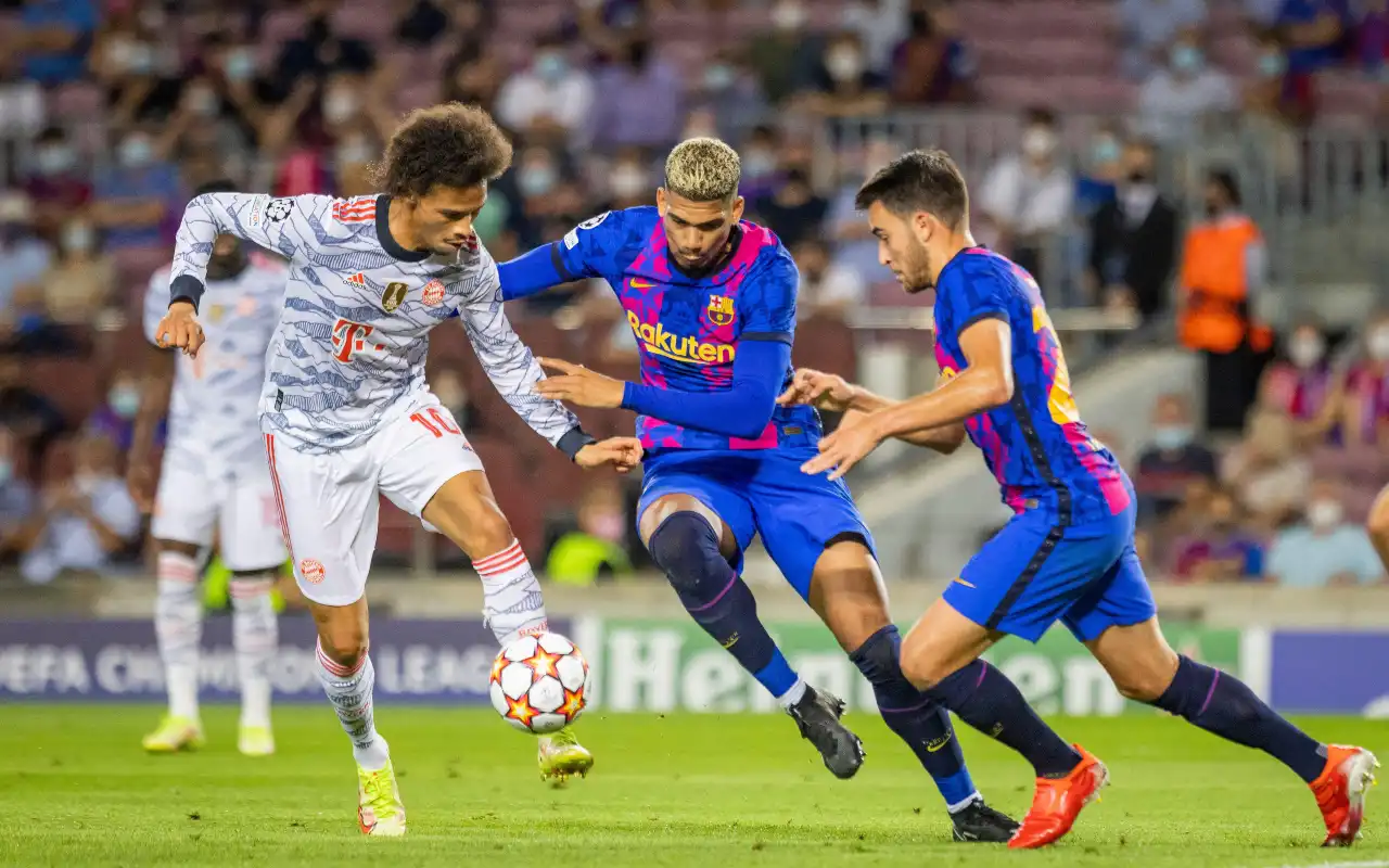 Le FC Barcelone court après le remplaçant de Ronald Araujo