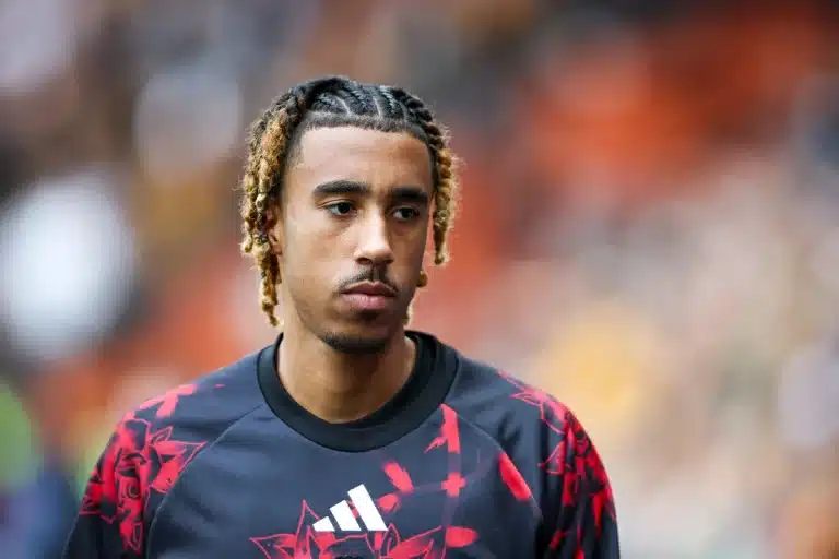 Leny Yoro avec Manchester United