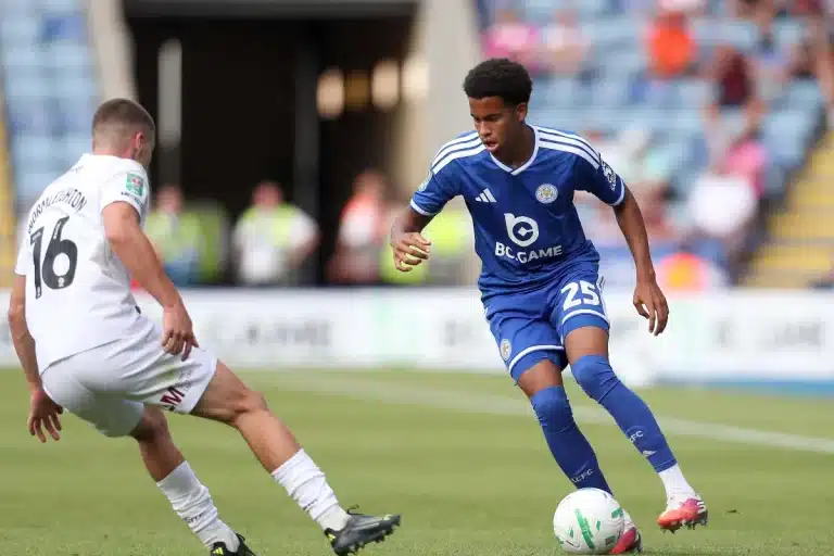 Louis Page sous le maillot de Leicester City