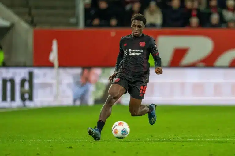 Ernest Poku sous le maillot de Leverkusen @Alamy