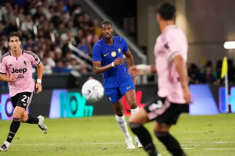 Tosin Adarabioyo sous le maillot de Chelsea