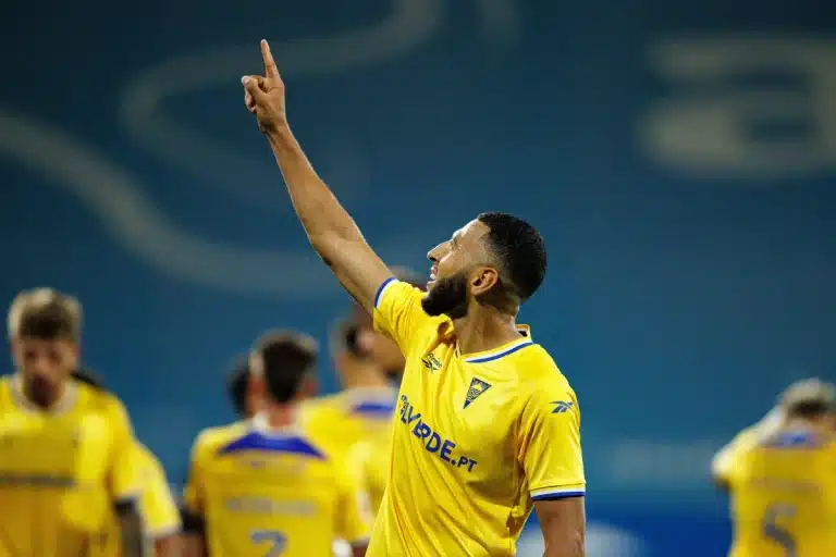 Yanis Begraoui sous le maillot d'Estoril