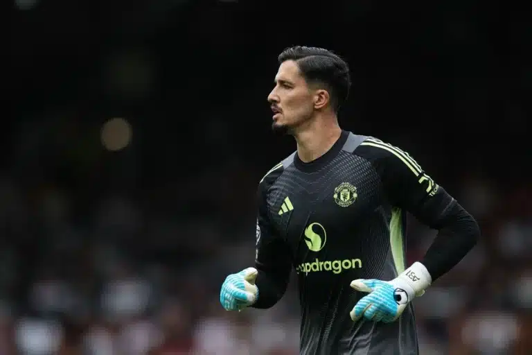 Altay Bayindir sous le maillot de Manchester United @Alamy