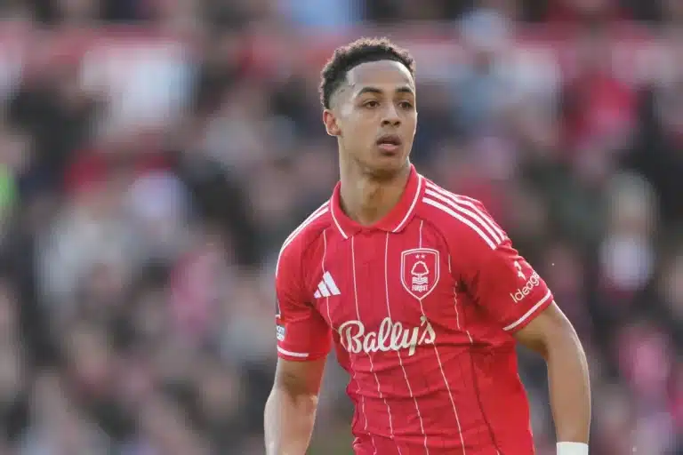 Hutchinson sous le maillot de Nottingham @Alamy