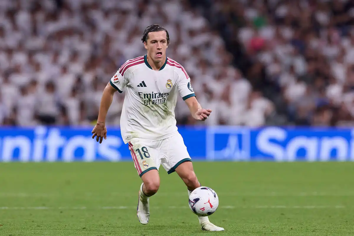 Alvaro Carreras met la pression sur Marc Cucurella