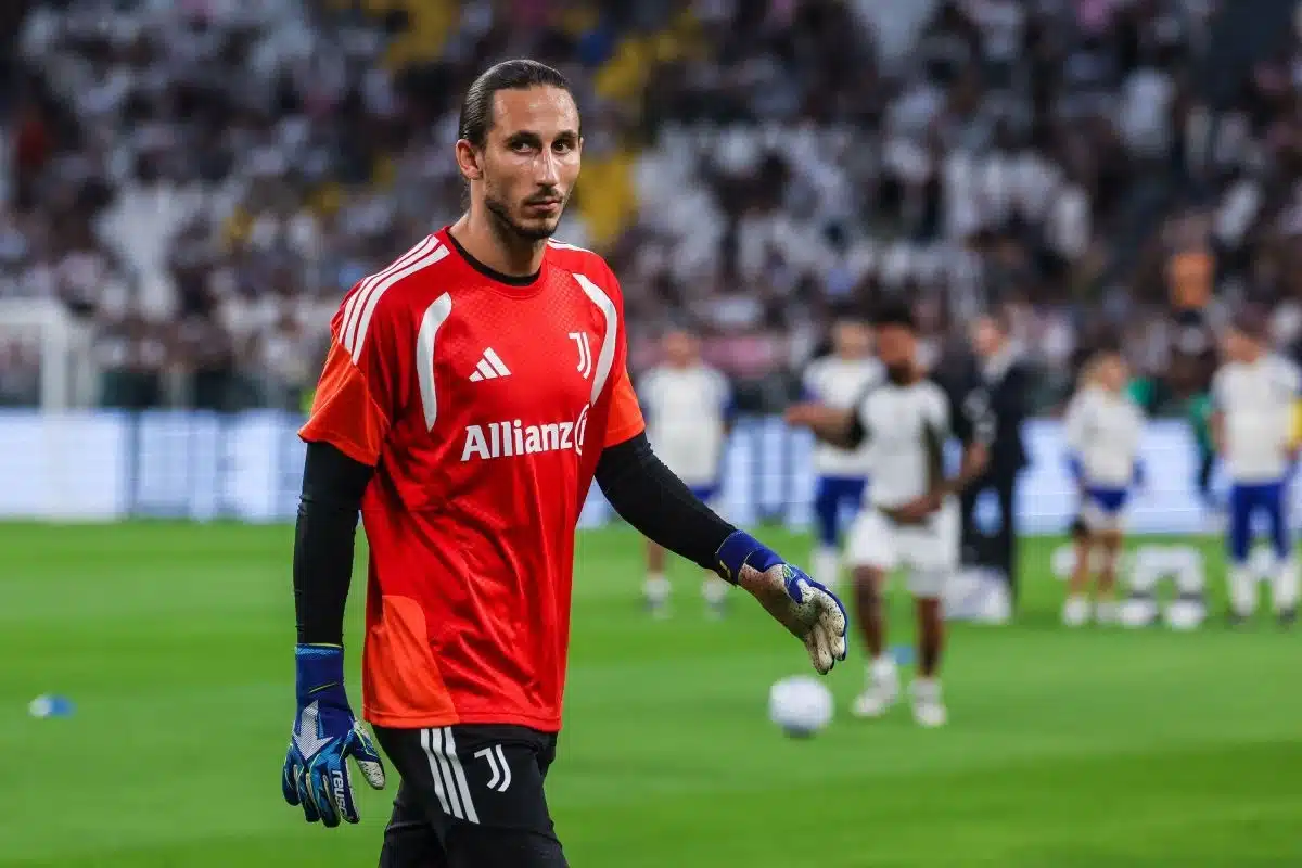 Kamil Grabara à l'échauffement de la Juventus Turin @Alamy