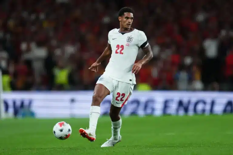 Jarell Quansah sous le maillot de l'Angleterre