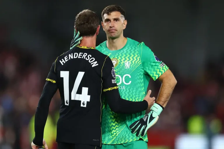 Jordan Henderson - Emiliano Martinez ©Alamy