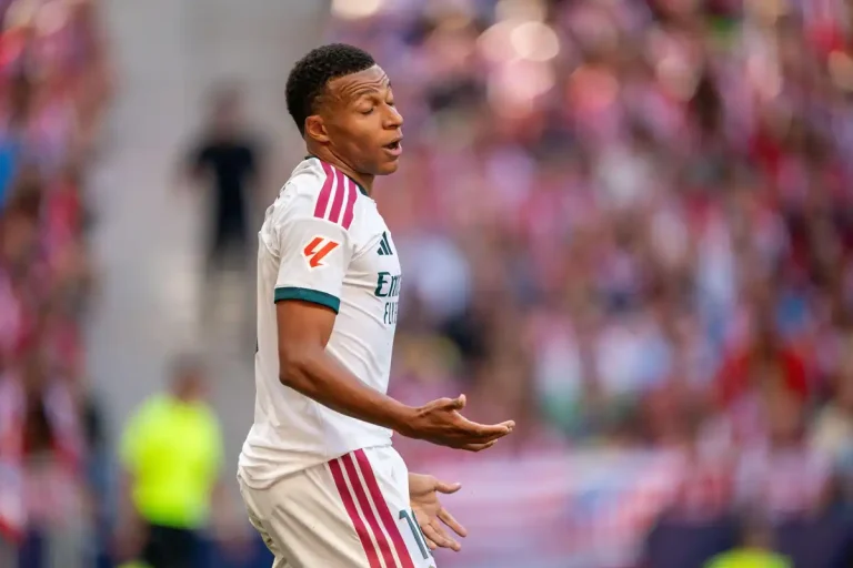 Kylian Mbappé refuse de critiquer l'arbitre ©Alamy