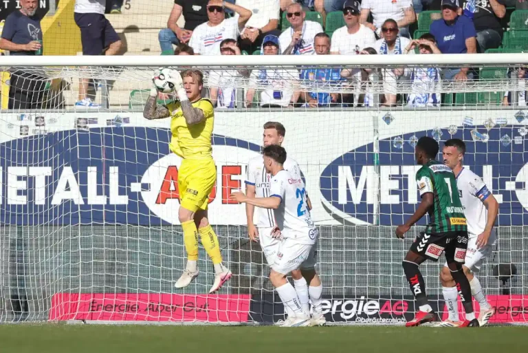 Nico Mantl qui capte le ballon