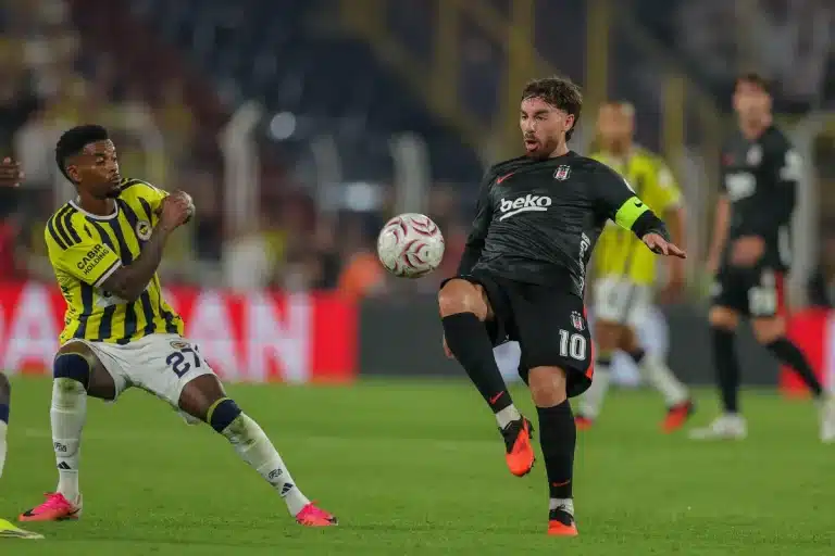 Orkun Kökçü sous le maillot de Besiktas