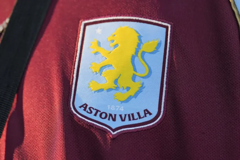 Taylor Harwood-Bellis rejoint Aston Villa ©Alamy