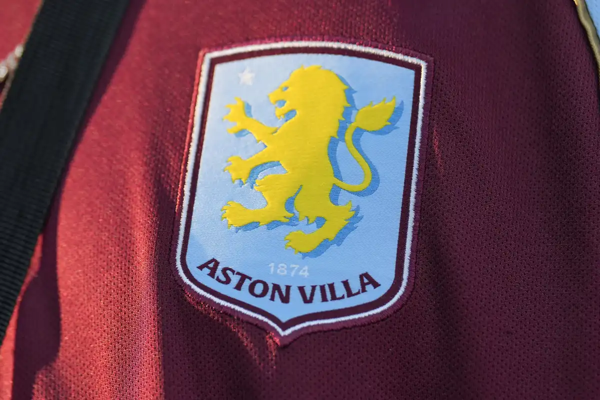 Aston Villa signe le gendre d’une légende de Manchester United (officiel)
