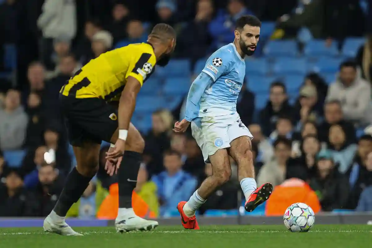 Manchester United : Un international algérien pour renforcer la défense ?