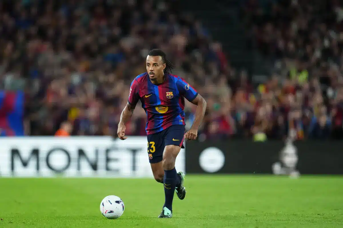 FC Barcelone : Le remplaçant de Jules Koundé repéré en Angleterre