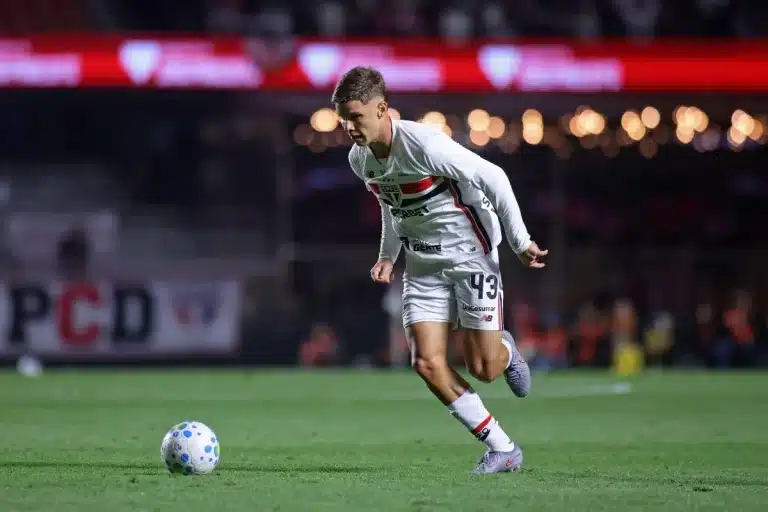Gustavo Santana sous le maillot de São Paulo
