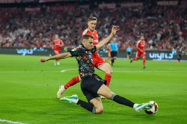 Josip Stanisic visé par le PSG ©Alamy