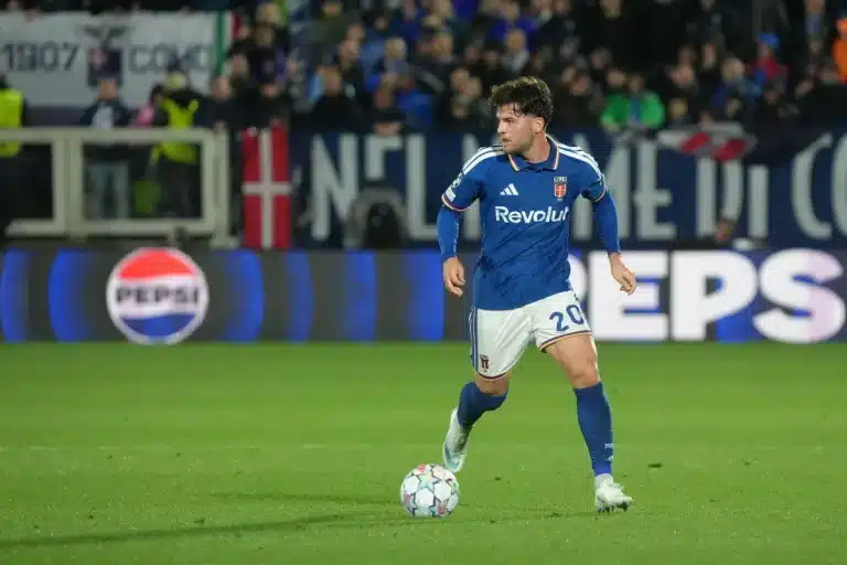 Martin Baturina sous le maillot de Côme