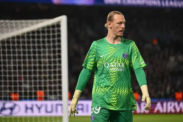 PSG Matvez Safonov poussé vers la sortie