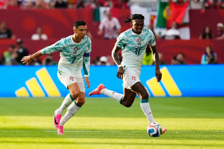 Cristiano Ronaldo absent, Rafael Leão hérite du numéro 7
