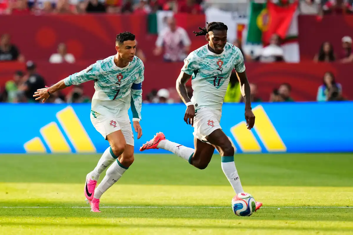 Rafael Leão récupère le mythique numéro 7 de Cristiano Ronaldo